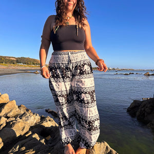 
                  
                    Load image into Gallery viewer, Mozza Pants
                  
                