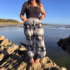 
                  
                    Load image into Gallery viewer, Mozza Pants
                  
                