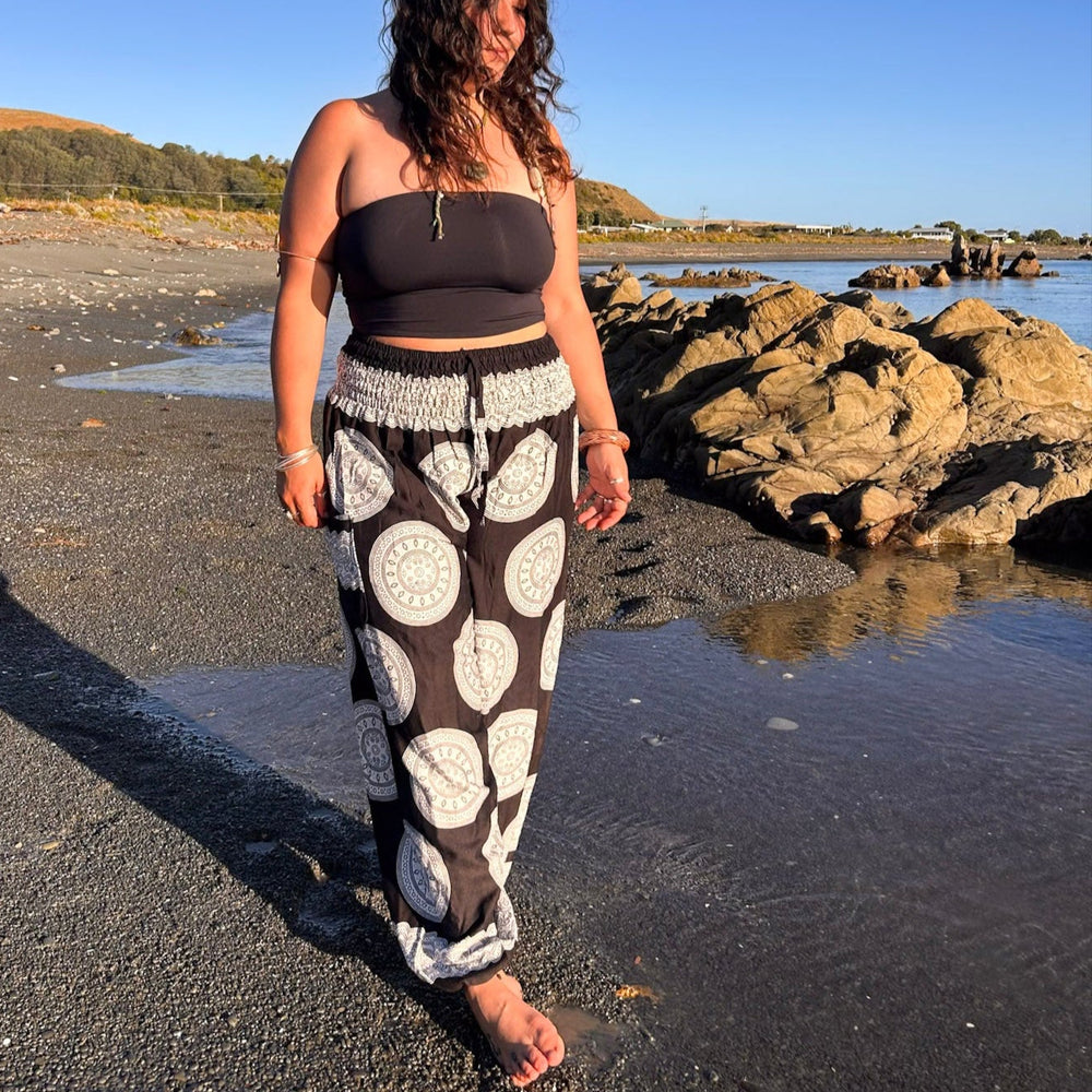 
                  
                    Load image into Gallery viewer, Mozza Pants
                  
                
