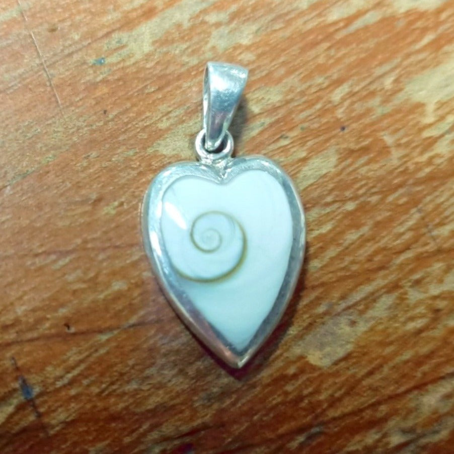 
                  
                    Load image into Gallery viewer, Cat&amp;#39;s Eye Heart Pendants
                  
                